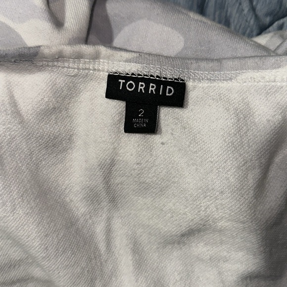 Torrid size 2 grey & white camo Grateful off the shoulder sweater - Picture 3 of 6